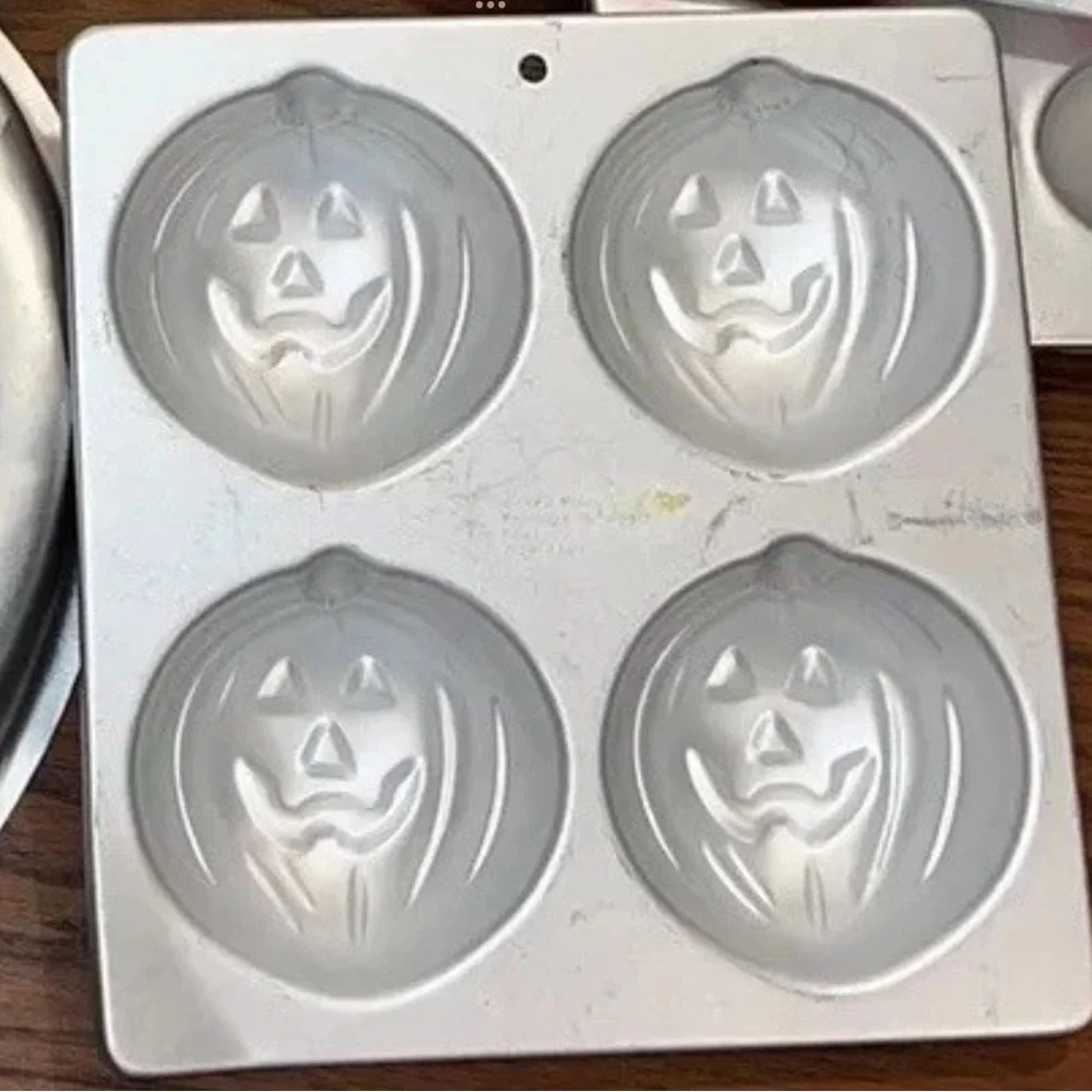 Wilton Pumpkin Cake Pan and Treat Pan set of 2 - Picture 4 of 12